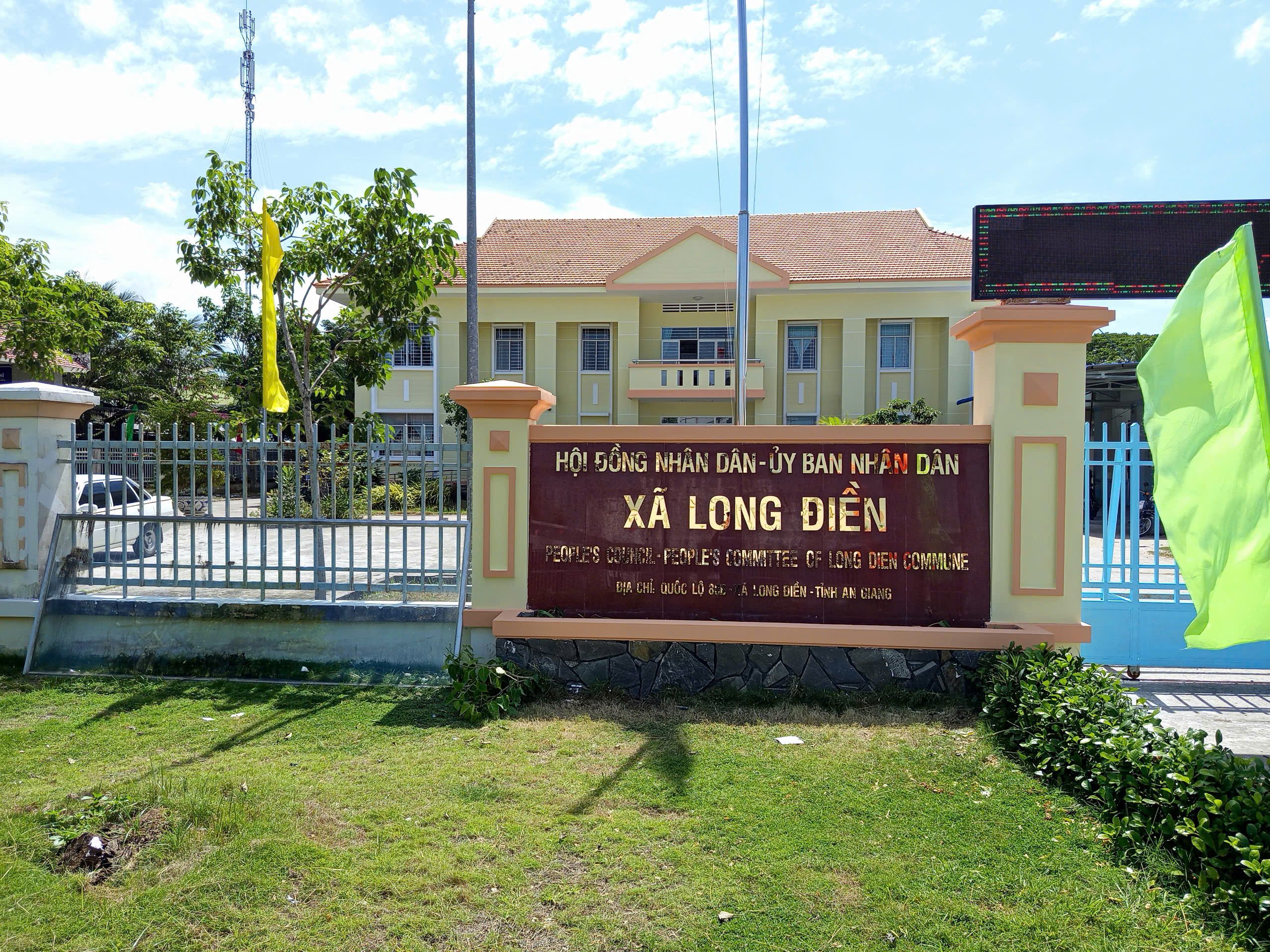 Trụ sở UBND xã Long Điền