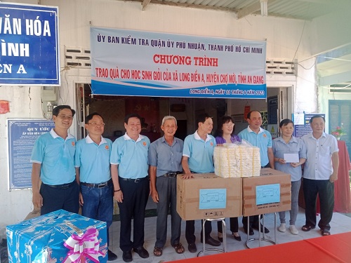 Hình trao quà cho học sinh giỏi của xã