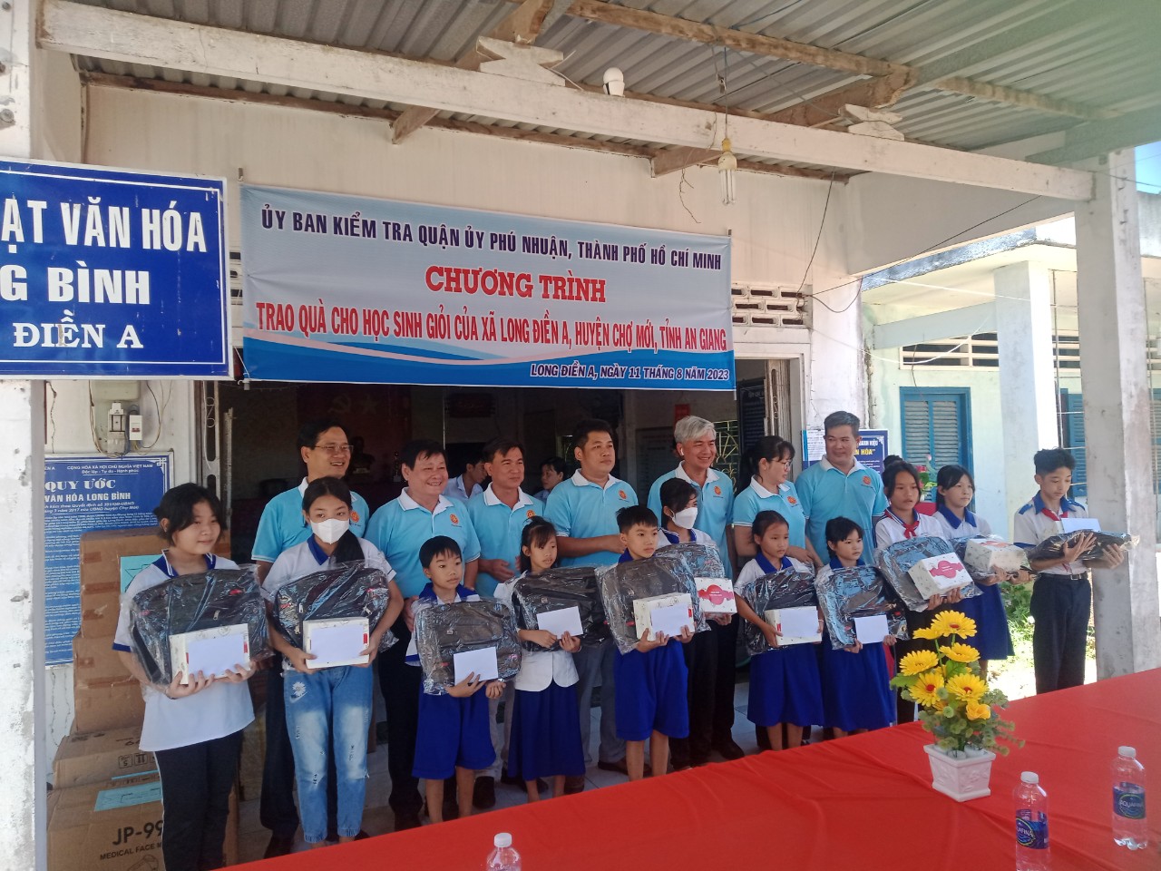 Hình trao quà cho học sinh giỏi của xã