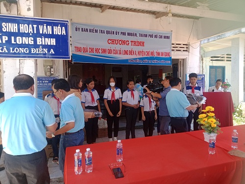 Hình trao quà cho học sinh giỏi của xã