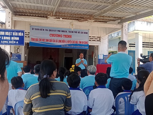 Hình trao quà cho học sinh giỏi của xã
