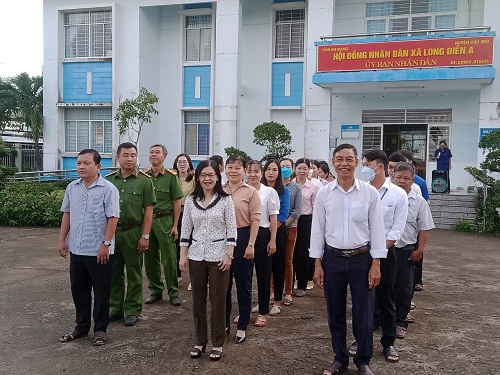 Hình sinh hoạt dưới cờ