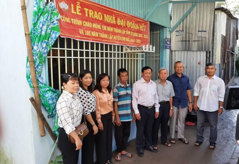 Hình lễ trao nhà đại đoàn kết